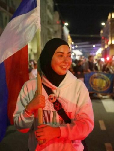 Kada devojka sa hidžabom, ogrnuta zastavom Srbije, korača ka Novom Sadu, šta je to?