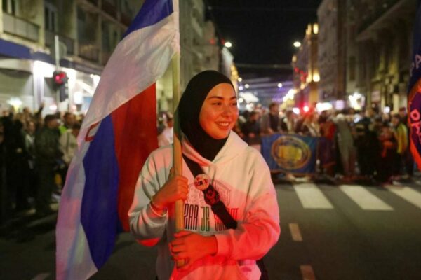 Kada devojka sa hidžabom, ogrnuta zastavom Srbije, korača ka Novom Sadu, šta je to?