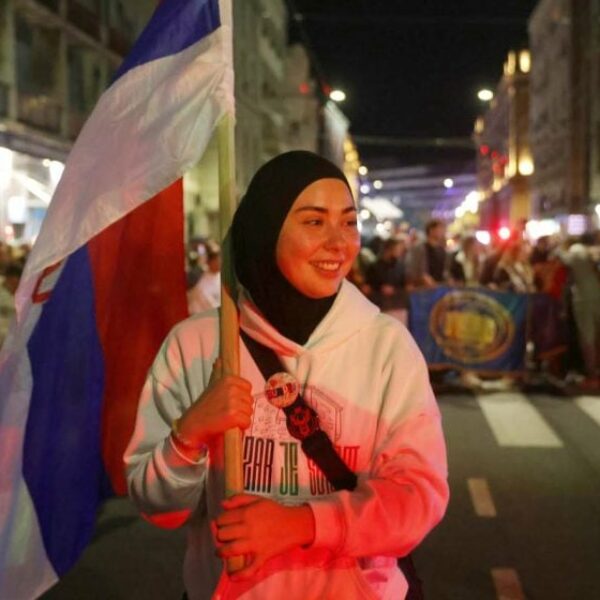 Kada devojka sa hidžabom, ogrnuta zastavom Srbije, korača ka Novom Sadu, šta je to?