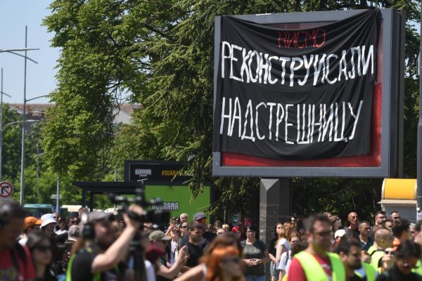 Novi Sad, 1.05.2025. - Tri potestne kolone gradjana, u organizaciji Zborova Novog Sada, krenule su danas iz vise delova grada ka Zeleznickoj stanici, gde je u 11.52 biti obelezeno sest meseci od pada nadstresnice u kom je poginulo 16 osoba. Zborovi su pozvali gradjane da setnjom iz tri pravca dodju do Zeleznicke stanice, na skup na koji su pozvali studenti u blokadi. Nakon odavanja poste poginulima u padu nadstresnice, gde je otkrivena spomen-ploca stradalima, planirana je setnja gradskim ulicama do Mosta slobode, koji bi prema najavama trebalo da bude blokiran do 15 sati. (BETAPHOTO/DRAGAN GOJIC)