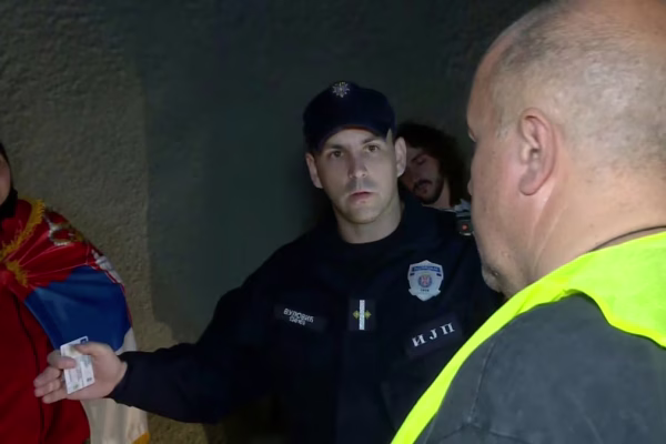 MUP o zaustavljaju kolone novopazarskih studenata: Zaplenili smo teleskopsku palicu i biber sprej.format-avif.width-1200