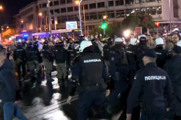 Zborovi Novog Sada tvrde da je policija kod Banovine pretukla i maloletnike