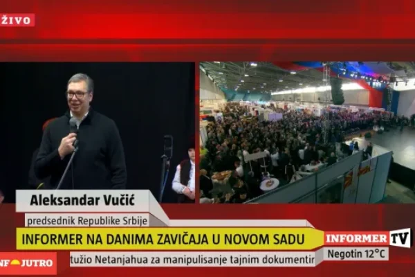 Predsednik Srbije Aleksandar Vučić iznenada i bez najave pojavio se danas u Novom Sadu