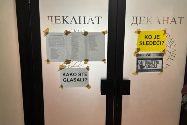 Blokiran Dekanat Filozofskog fakulteta u Novom Sadu: “Kako ste glasali” (FOTO, VIDEO)