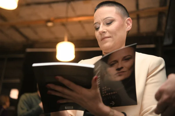 Udaljena s posla nakon promocije svoje knjige u Novom Sadu