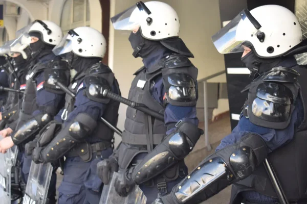 Udruženi roditelji Srbije: U OŠ “Đorđe Natošević” u Novom Sadu policija održala predstavljanje učenicima, deci upućene neprimerene poruke