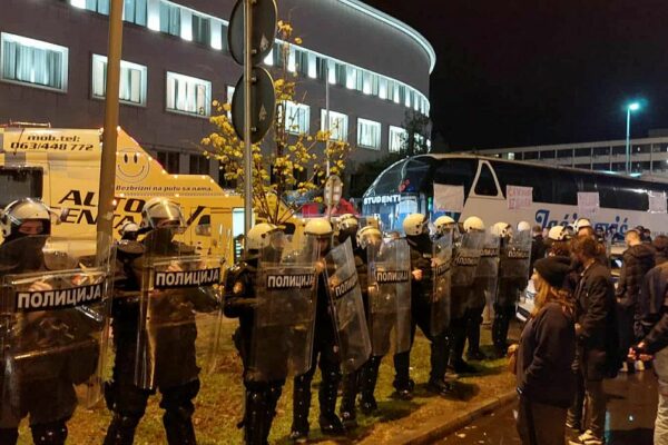 VIDEO: Odšlepan autobus Milomira Jaćimovića, kordon policije odgurao građane