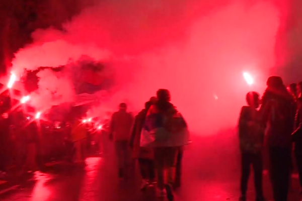 Studenti iz Novog Pazara stigli u Valjevo, dočekani uz vatromet (VIDEO)