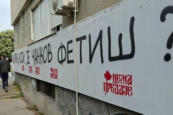 FOTO: Grafiti mržnje na Limanu 1, nastavlja se targetiranje novosadske profesorke