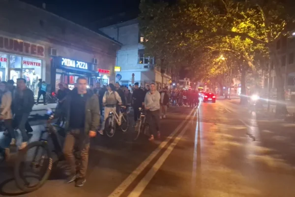 UŽIVO Protesti podrške Dijani Hrki: Novosađani idu do SNS prostorija, ispred Skupštine u Beogradu topovski udari (FOTO, VIDEO)